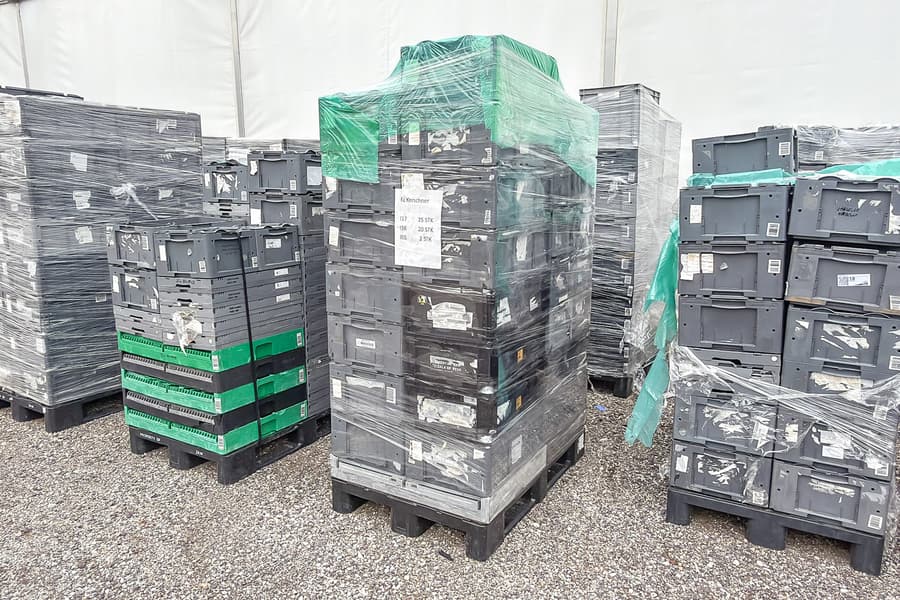 Paletteninhalt: Kunststoffboxen